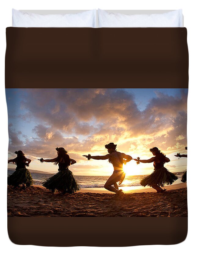 Hawaii Duvet Cover featuring the photograph Five Hula Dancers On The Beach by David Olsen