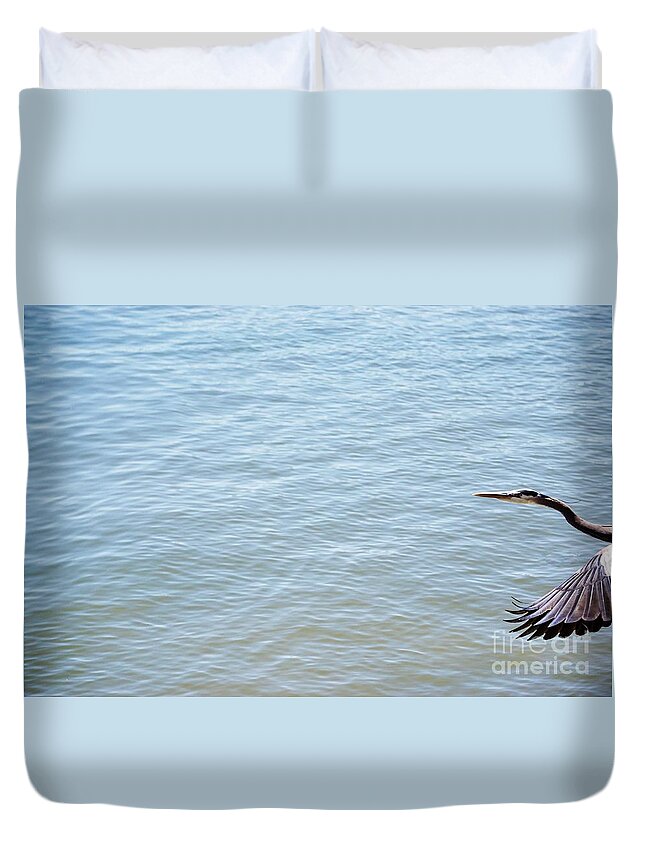 Bird Duvet Cover featuring the photograph Flying in by Merle Grenz