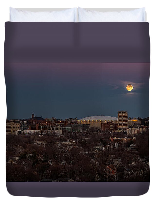 Syracuse Duvet Cover featuring the photograph Full Moon Rising by Everet Regal