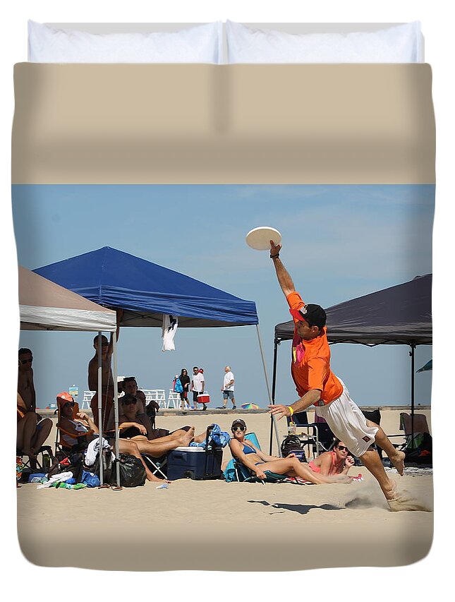 Beach Duvet Cover featuring the photograph Full Stretch Frisbee by Robert Banach