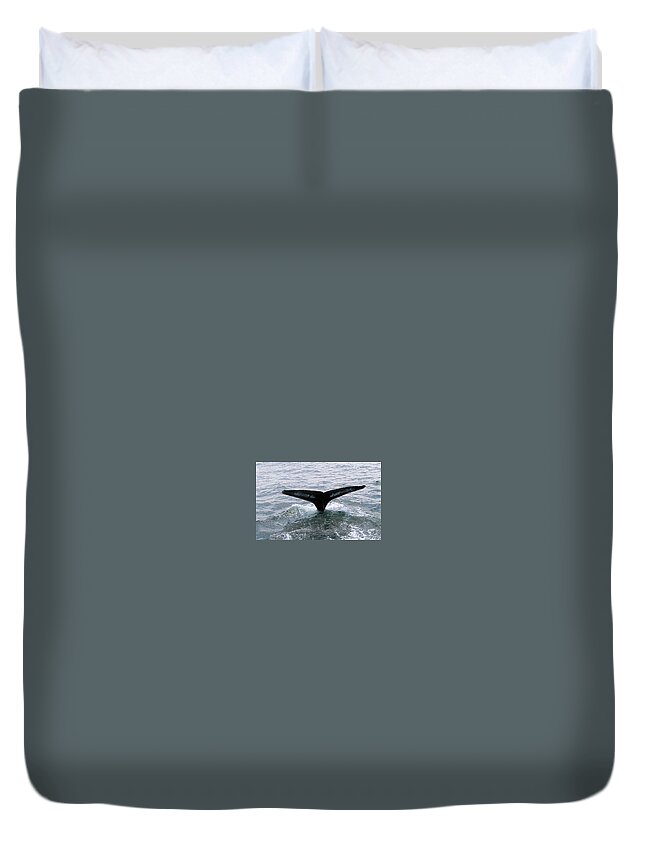 Ocean Duvet Cover featuring the photograph Going Down by Charles HALL