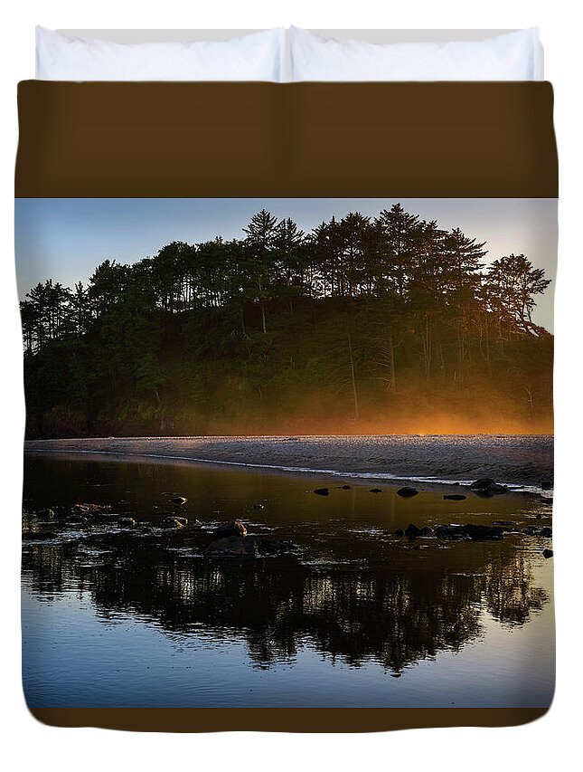 Af Zoom 24-70mm F/2.8g Duvet Cover featuring the photograph Golden Hour Haze at Proposal Rock by John Hight