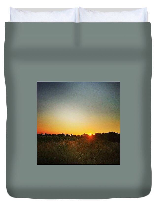 Beautiful Duvet Cover featuring the photograph Goodnight Folks! by Vicki Field