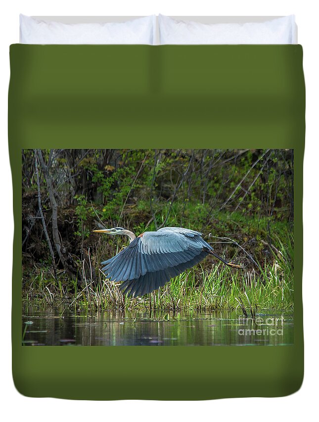 Cheryl Baxter Photography Duvet Cover featuring the photograph Great Blue Heron Take Off by Cheryl Baxter