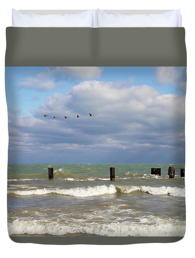 Canada Geese Duvet Cover featuring the photograph Heading South by Todd Bannor