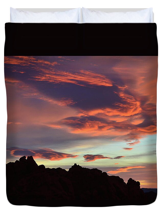 Valley Of Fire State Park Duvet Cover featuring the photograph Here Comes the Sun at Valley of Fire by Ray Mathis