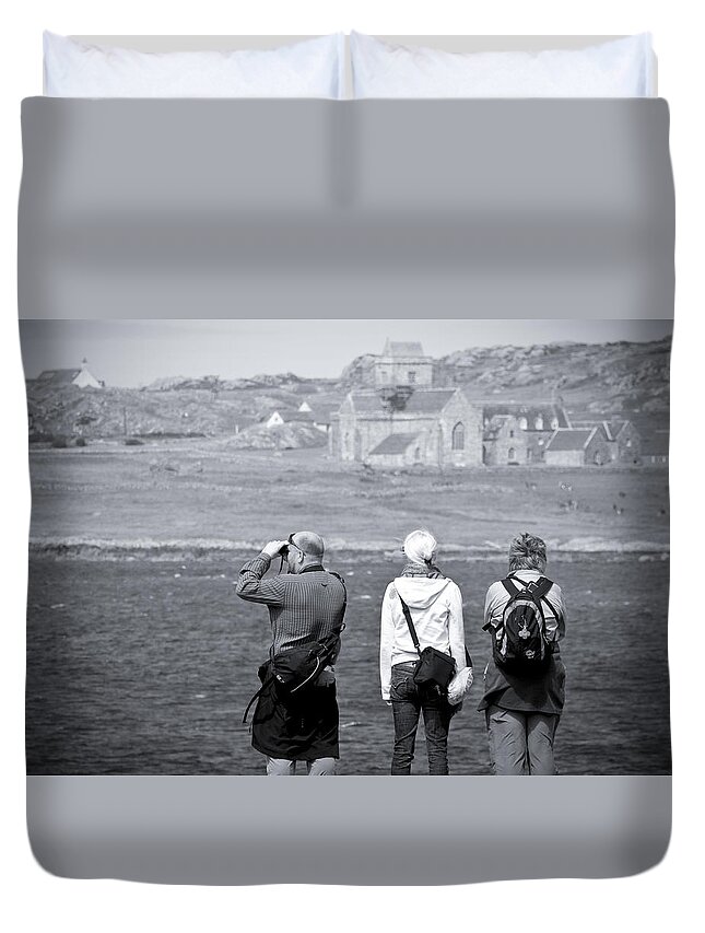 Isle Duvet Cover featuring the photograph Iona Abbey Tourists by Ray Devlin