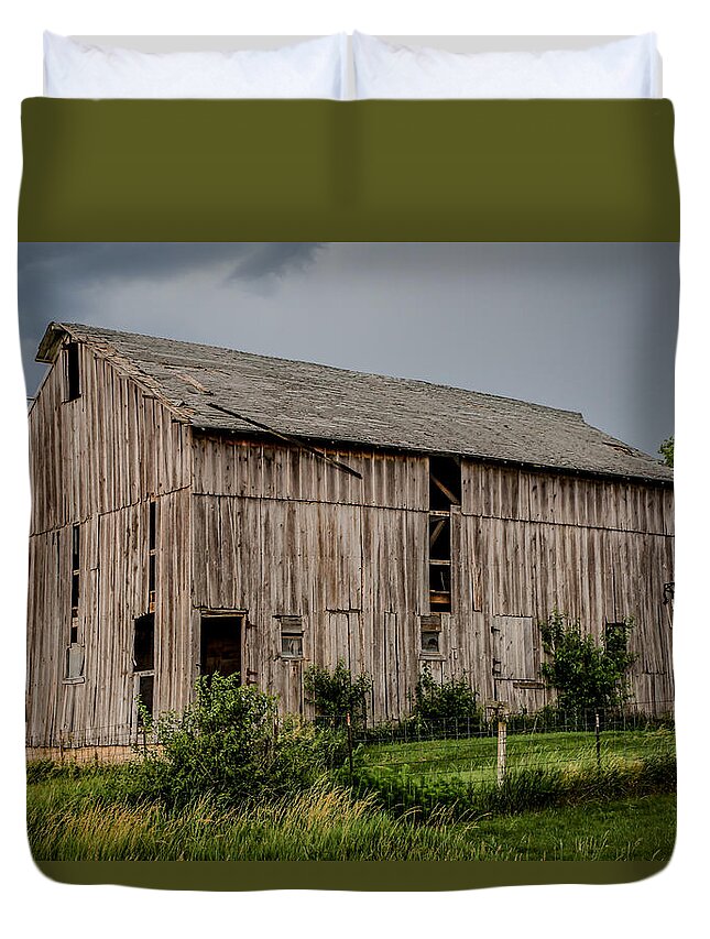 Iowa Duvet Cover featuring the photograph Iowa Barn by Ray Congrove