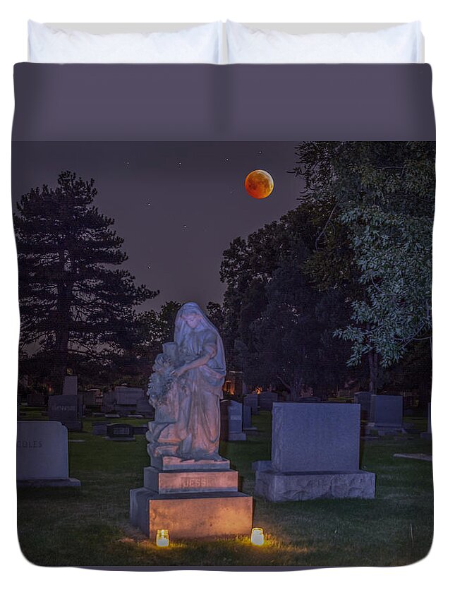 Lunar Eclipse Duvet Cover featuring the photograph Jessie Monument under the Blood Moon by Stephen Johnson