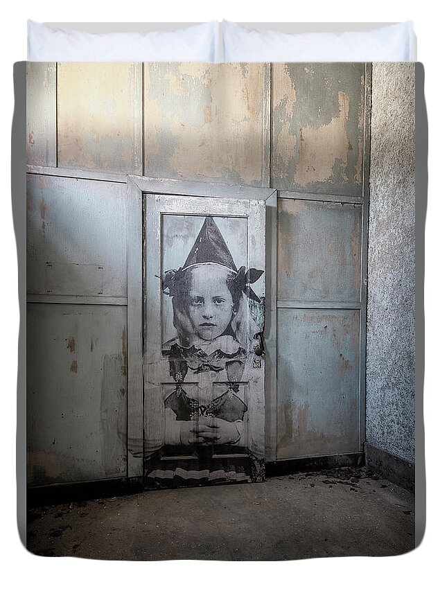Jersey City New Jersey Duvet Cover featuring the photograph JR On The Door by Tom Singleton