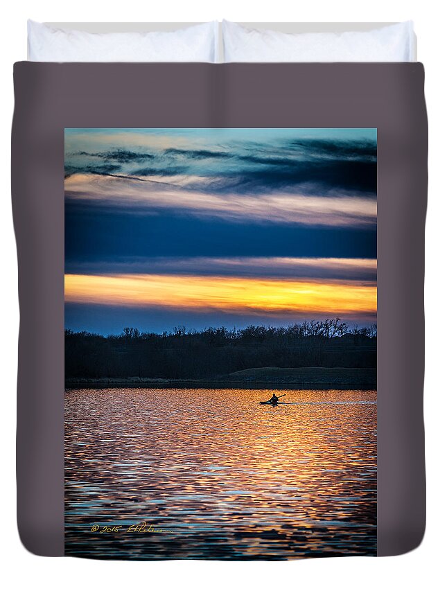 Sun Set Duvet Cover featuring the photograph Kayak Sunset by Ed Peterson