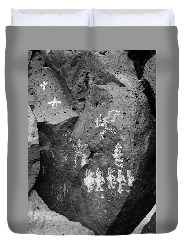 Petroglyphs Duvet Cover featuring the photograph Kokopellis b/w by Glory Ann Penington