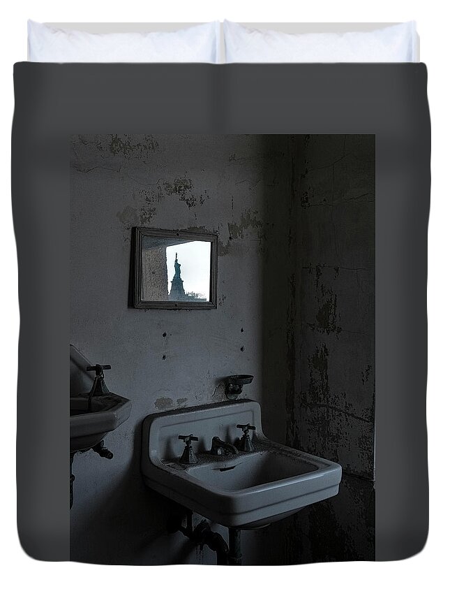 Jersey City New Jersey Duvet Cover featuring the photograph Lady Liberty In The Mirror by Tom Singleton