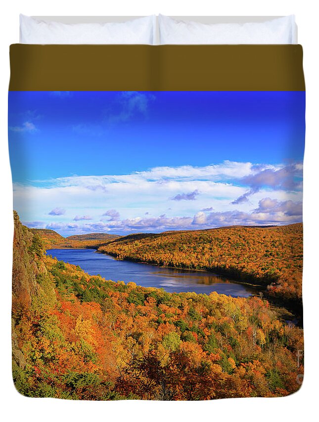 Lake Of The Clouds Duvet Cover featuring the photograph Lake of the Clouds Fall Glory by Rachel Cohen