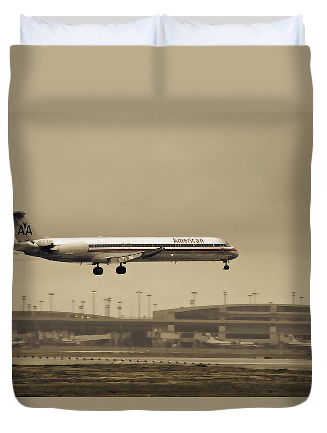 American Airlines-the Mcdonnell Douglas Md-81/82/83/88 Duvet Cover featuring the photograph Landing at DFW Airport by Douglas Barnard