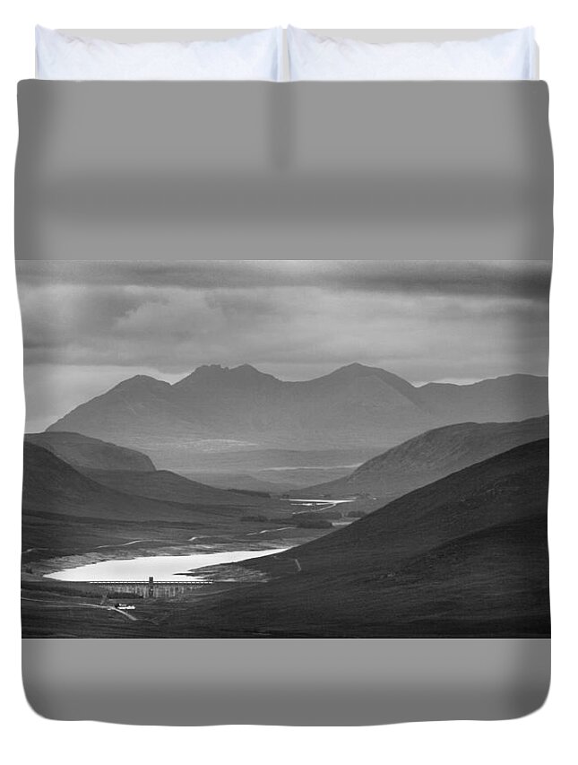 Loch Glascarnoch Duvet Cover featuring the photograph Loch Glascarnoch And An Teallach by Joe Macrae