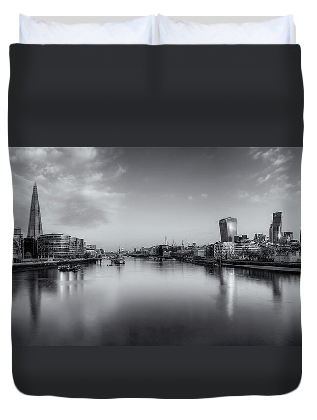 London Duvet Cover featuring the photograph London Panorama by Rob Davies