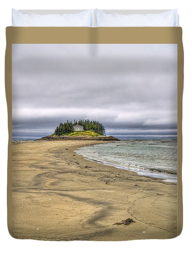 Hdr Duvet Cover featuring the photograph Low Tide in Popham Beach Maine by Tammy Wetzel