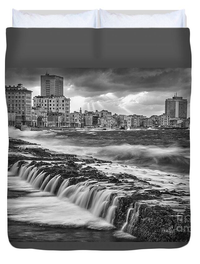 Havana Duvet Cover featuring the photograph Malecon de seda by Jose Rey