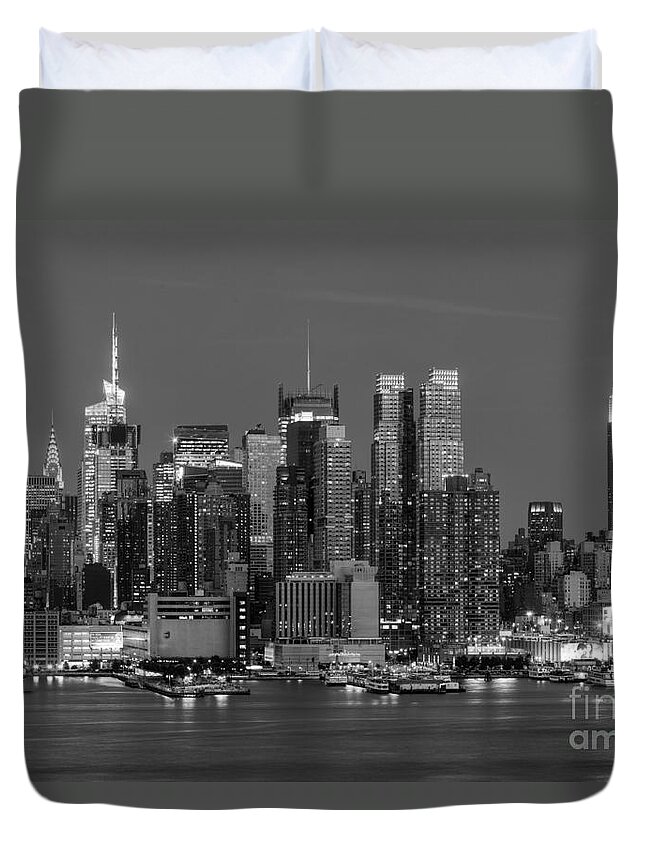 Clarence Holmes Duvet Cover featuring the photograph Manhattan Twilight IV by Clarence Holmes