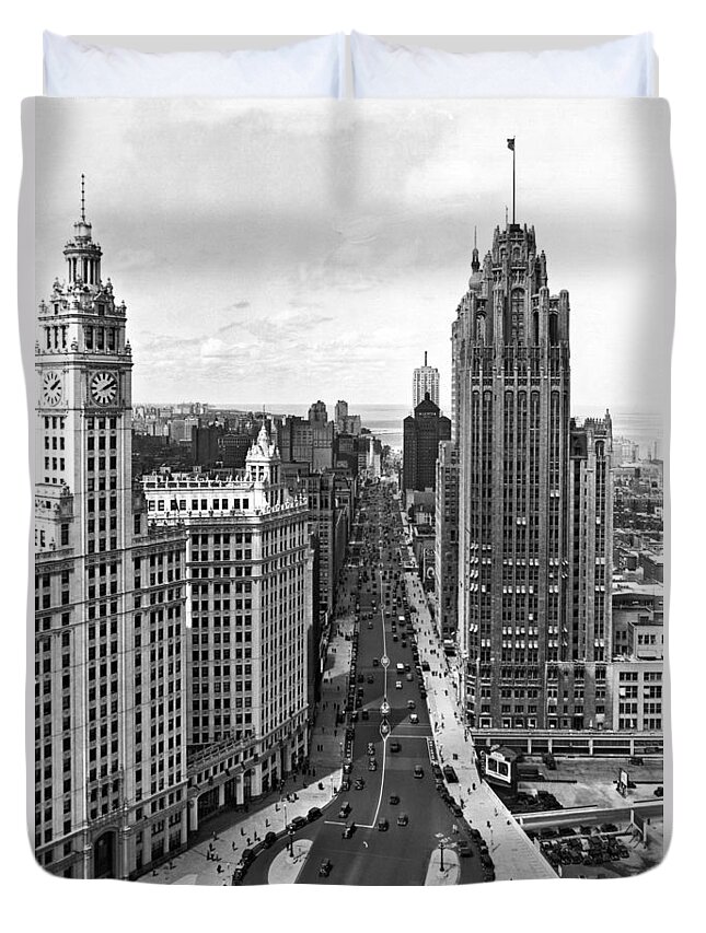 1930's Duvet Cover featuring the photograph Michigan Avenue In Chicago by Underwood Archives
