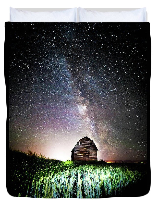 Ronan Duvet Cover featuring the photograph Milkyway Over Ronan by Bryan Moore