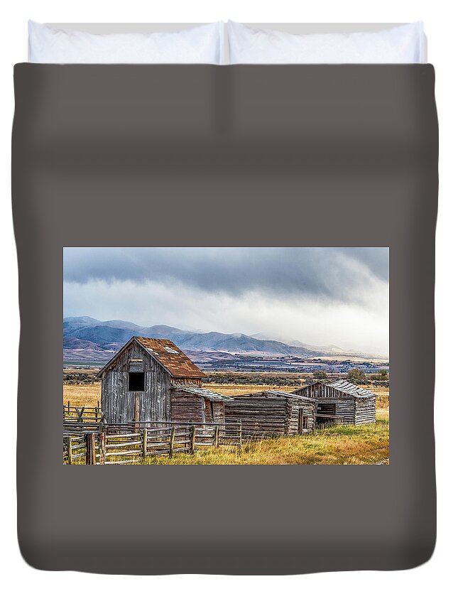 Barn Duvet Cover featuring the photograph Montana Scenery by Paul Freidlund