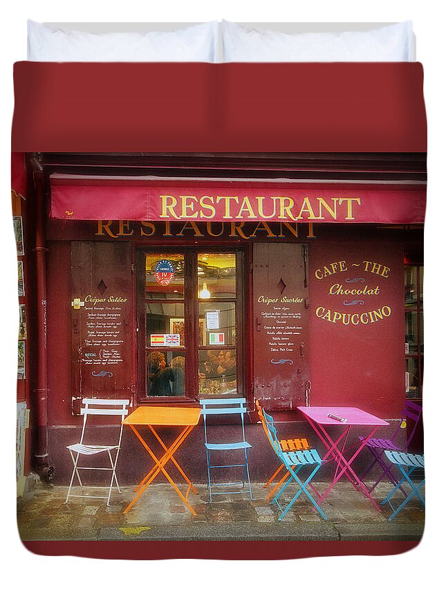 Montmarte Restaurant Duvet Cover featuring the photograph Montmartre Restaurant by Gigi Ebert