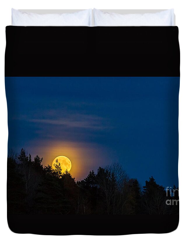 Moon Rise Duvet Cover featuring the photograph Moon rise by Torbjorn Swenelius