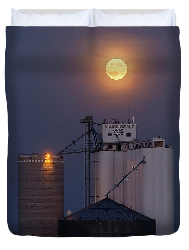 Kansas Duvet Cover featuring the photograph Moonrise at Laird -02 by Rob Graham