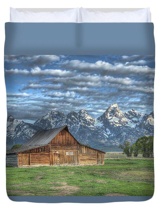 Barn Duvet Cover featuring the photograph Moulton Morning by David Armstrong