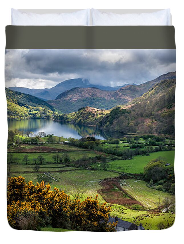 Gwynant Lake Duvet Cover featuring the photograph Nant Gwynant Valley by Adrian Evans