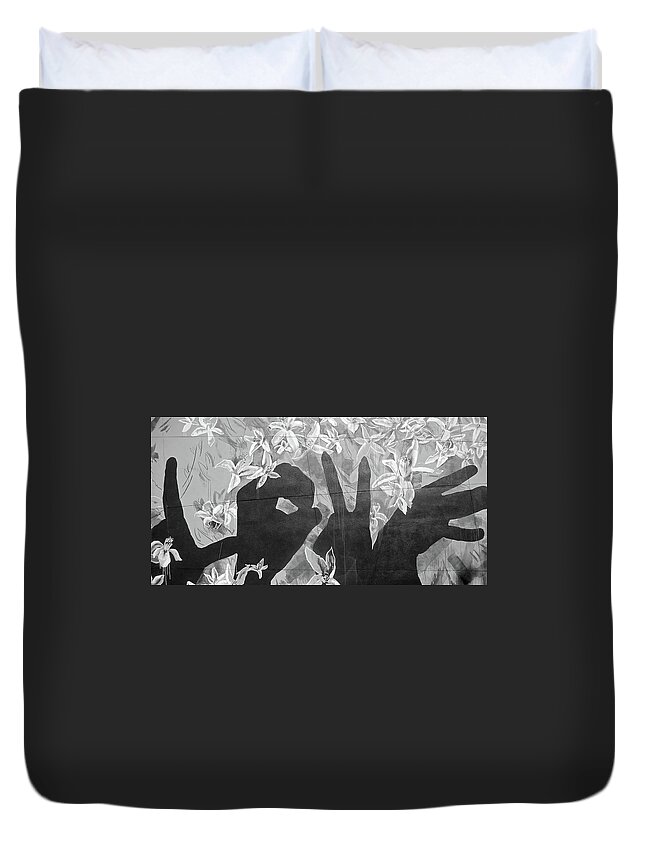 Graffiti Duvet Cover featuring the photograph Never Forget by Juergen Weiss