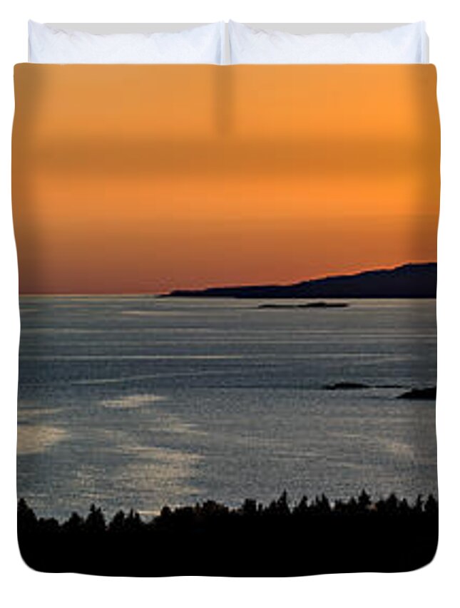 Canada Duvet Cover featuring the photograph Neys Horizon by Doug Gibbons