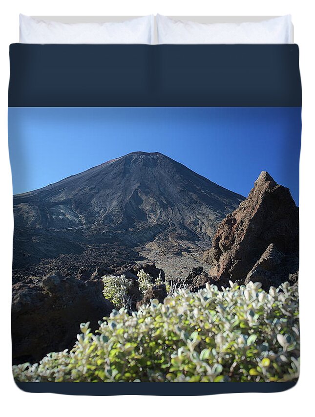Tongariro Duvet Cover featuring the photograph Ngauruhoe by Ivan Franklin