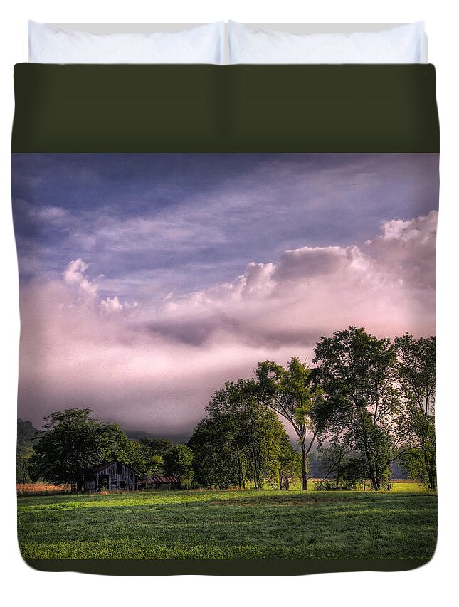 Hdr Duvet Cover featuring the photograph Old Barn in Boxley Valley by Michael Dougherty