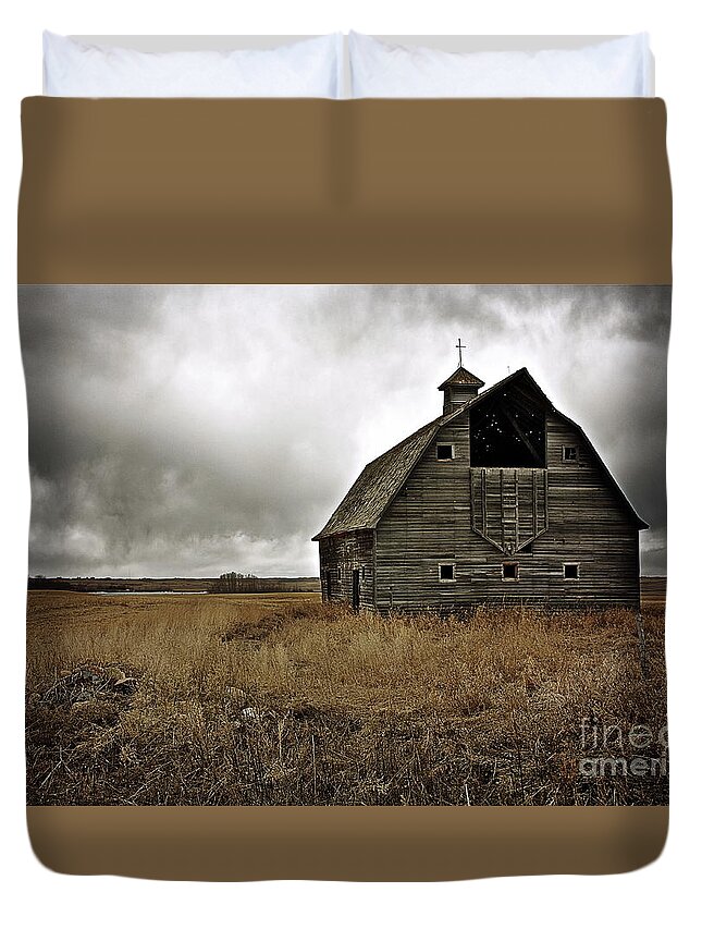Old Barn Duvet Cover featuring the photograph Old Barn by Linda Bianic