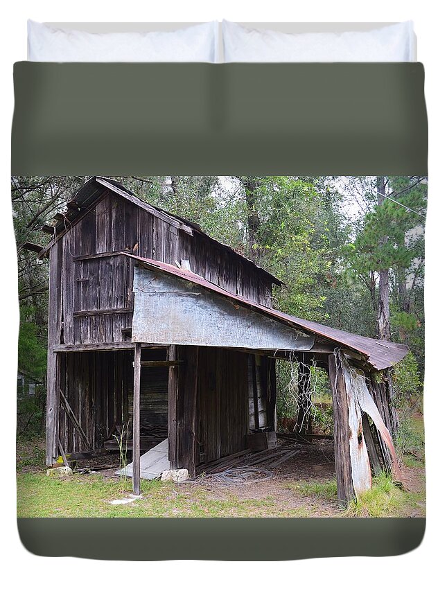Old Barn Duvet Cover featuring the photograph Old Barn by Warren Thompson