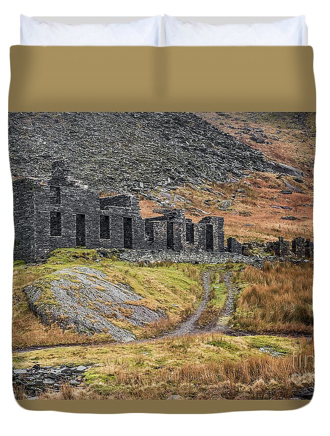 Cwmorthin Duvet Cover featuring the photograph Old Ruin at Cwmorthin by Adrian Evans