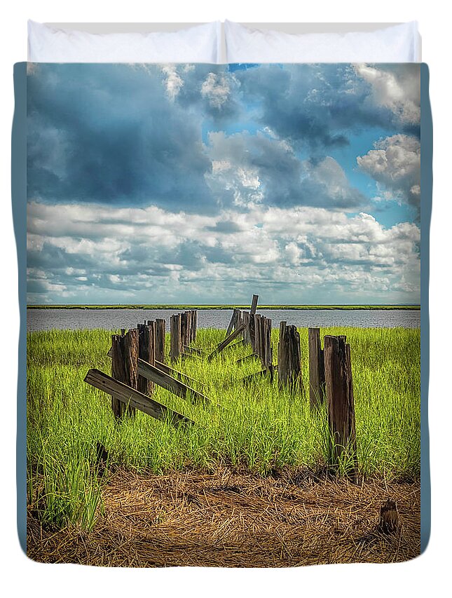 Harris Neck Duvet Cover featuring the photograph Olde Pier by Ray Silva