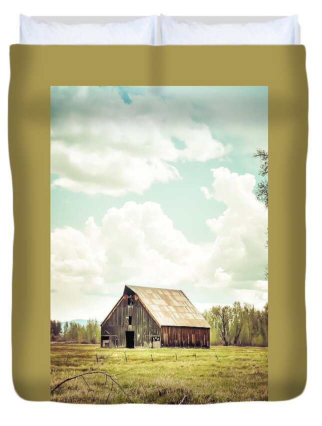 2015 Duvet Cover featuring the photograph Olsen Barn in Green by Jan Davies