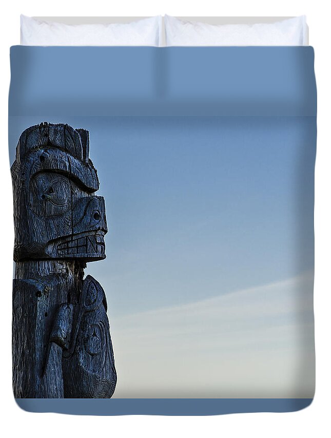 Sign Duvet Cover featuring the photograph Pacific Northwest Totem Pole by Pelo Blanco Photo