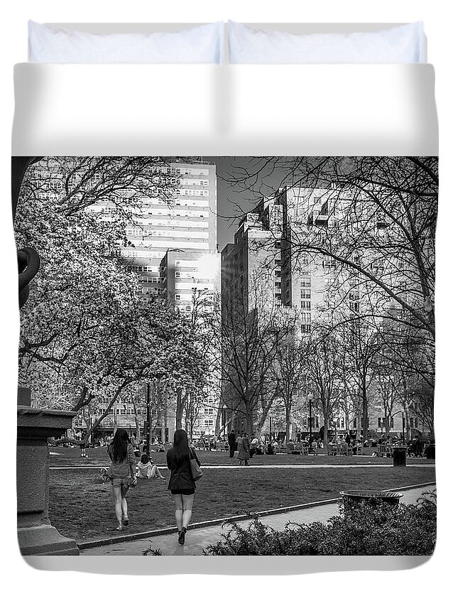 Rittenhouse Square Duvet Cover featuring the photograph Philadelphia Street Photography - 0902 by David Sutton