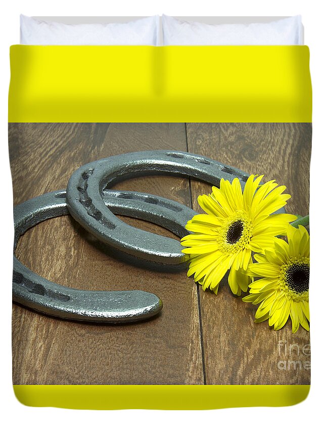 Preakness Stakes Duvet Cover featuring the photograph Preakness Stakes Black Eyed Susans with Horseshoes on Wood by Karen Foley