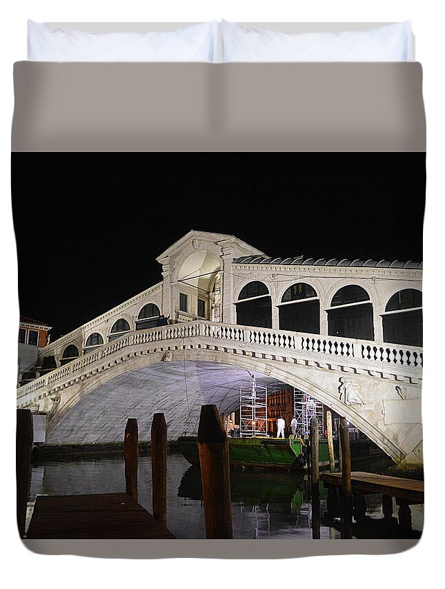 Venice Duvet Cover featuring the photograph Rialto Bridge by Jonathan Kerckhaert