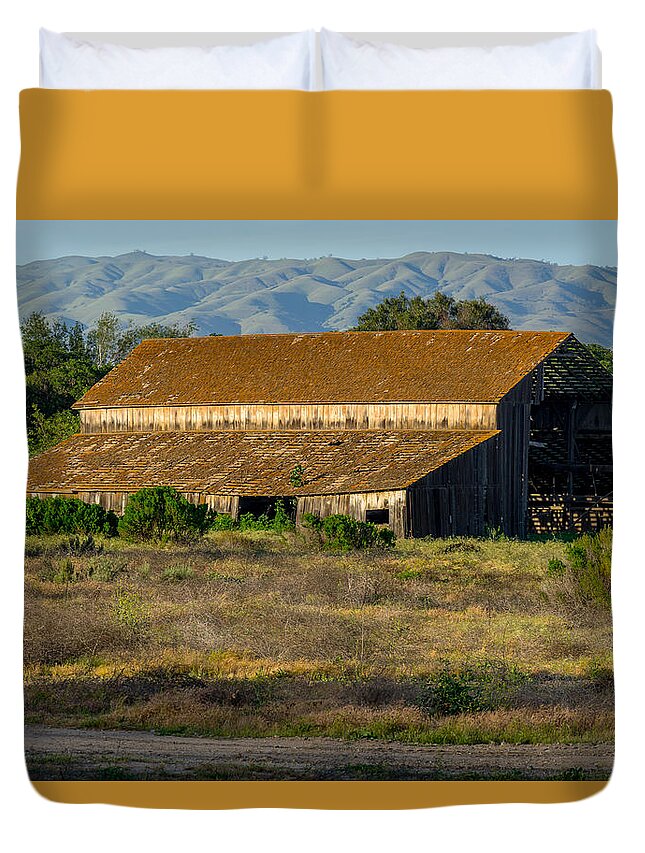 Old Barn Duvet Cover featuring the photograph River Road Barn by Derek Dean