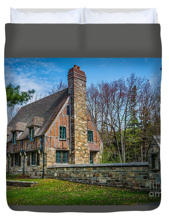 Bar Harbor Duvet Cover featuring the photograph Rock House by Daniel Ryan