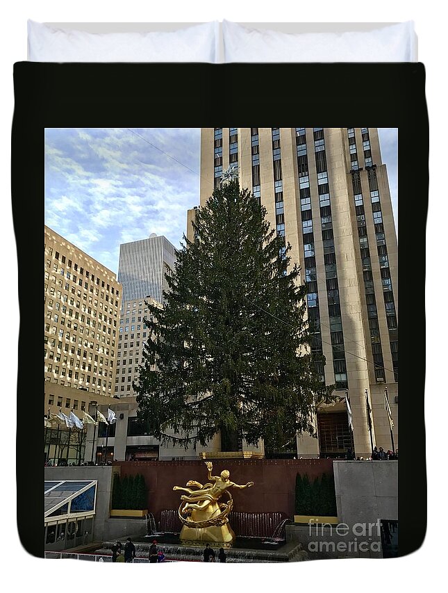 Christmas Tree Duvet Cover featuring the photograph Rockefeller Center Christmas Tree by CAC Graphics