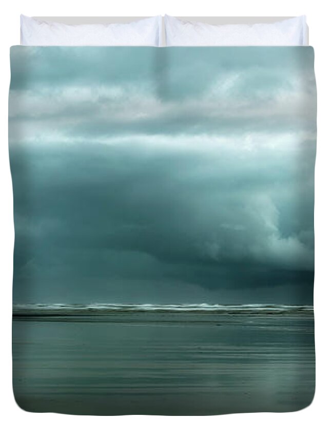 Roosevelt Duvet Cover featuring the photograph Roosevelt's Mood by Ryan Manuel