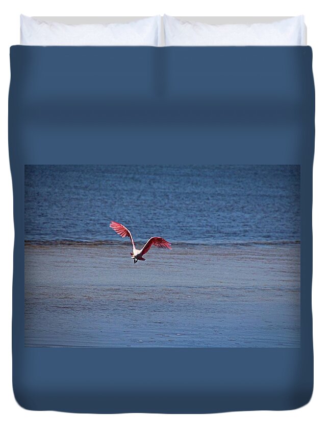 Roseate Spoonbill Duvet Cover featuring the photograph Roseate Spoonbill in Flight IV by Michiale Schneider